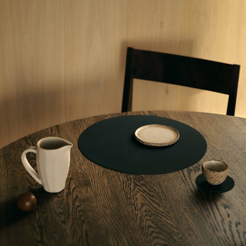 LIND DNA Circle Nupo spisebrikke 38 cm Black Ink