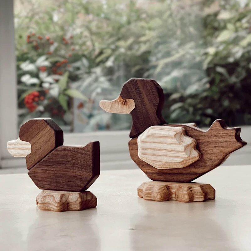 FableWood Liten andunge trefigur 8 cm valnøtt/ask