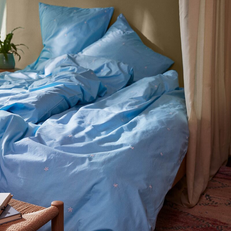 Juna Daisy sengetøy 140x220 cm lys blå