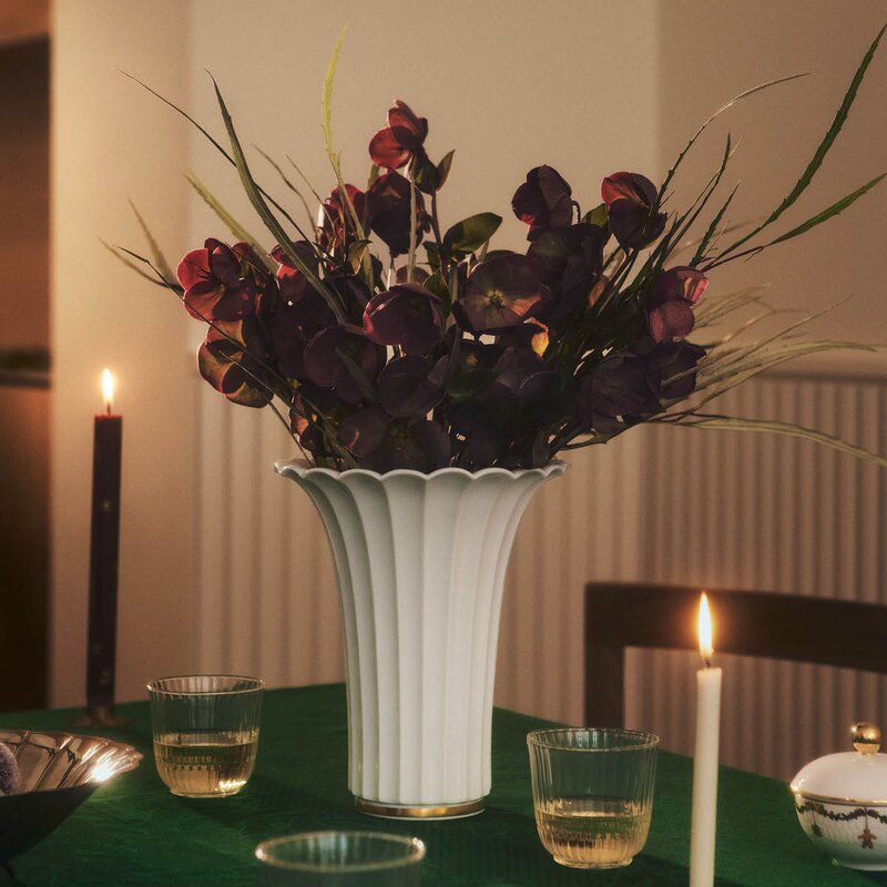 Royal Copenhagen Hvit vase med gullkant 23 cm
