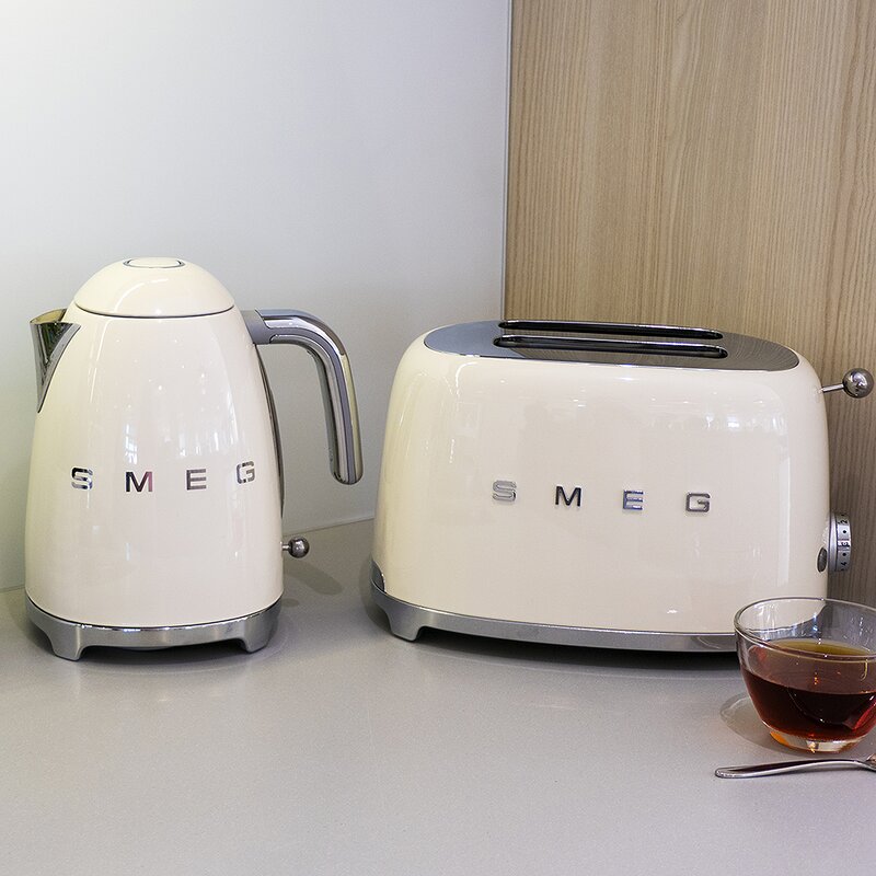 SMEG Vannkoker KLF03 1,7L krem