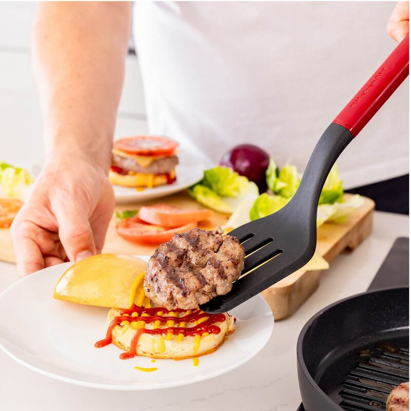 KitchenAid Classic stekespade perforert 34 cm empire red