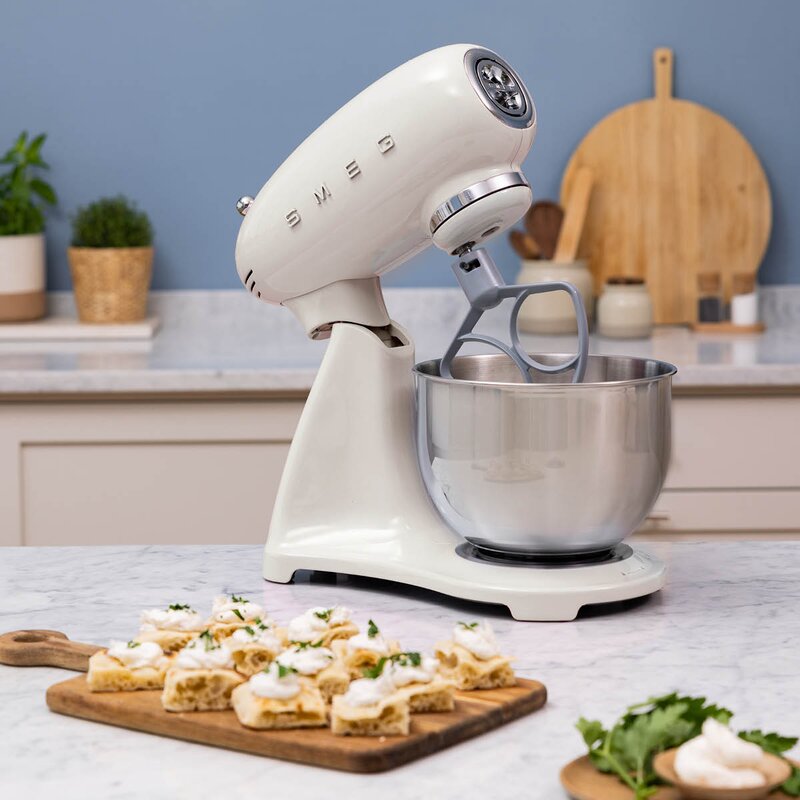 SMEG Kjøkkenmaskin SMF05 4,8L krem