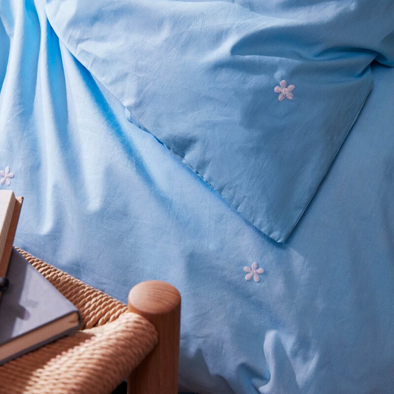 Juna Daisy sengetøy 200x220 cm lys blå
