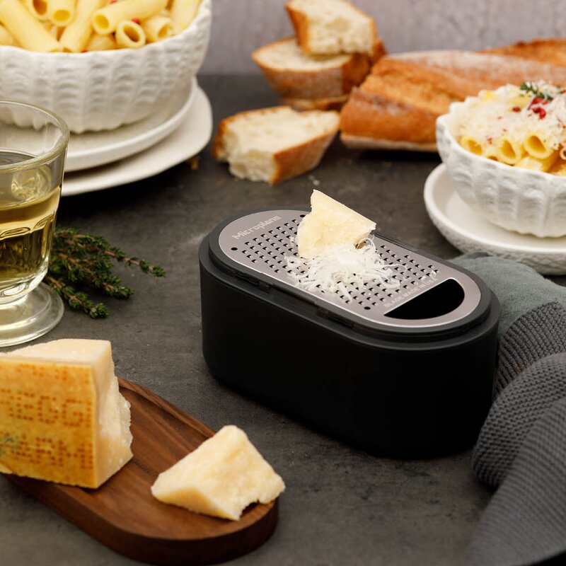 Microplane Container Grater rivjern m/beholder antrasitt/valnøtt