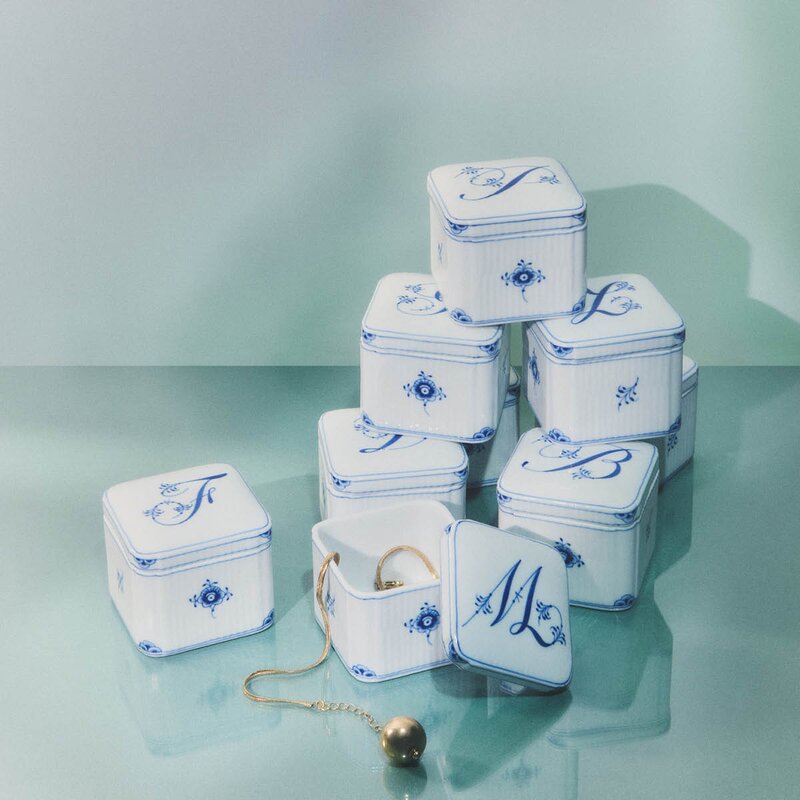 Royal Copenhagen Alphabet Collection firkantet bonbonniere E 13 cl blå/hvit