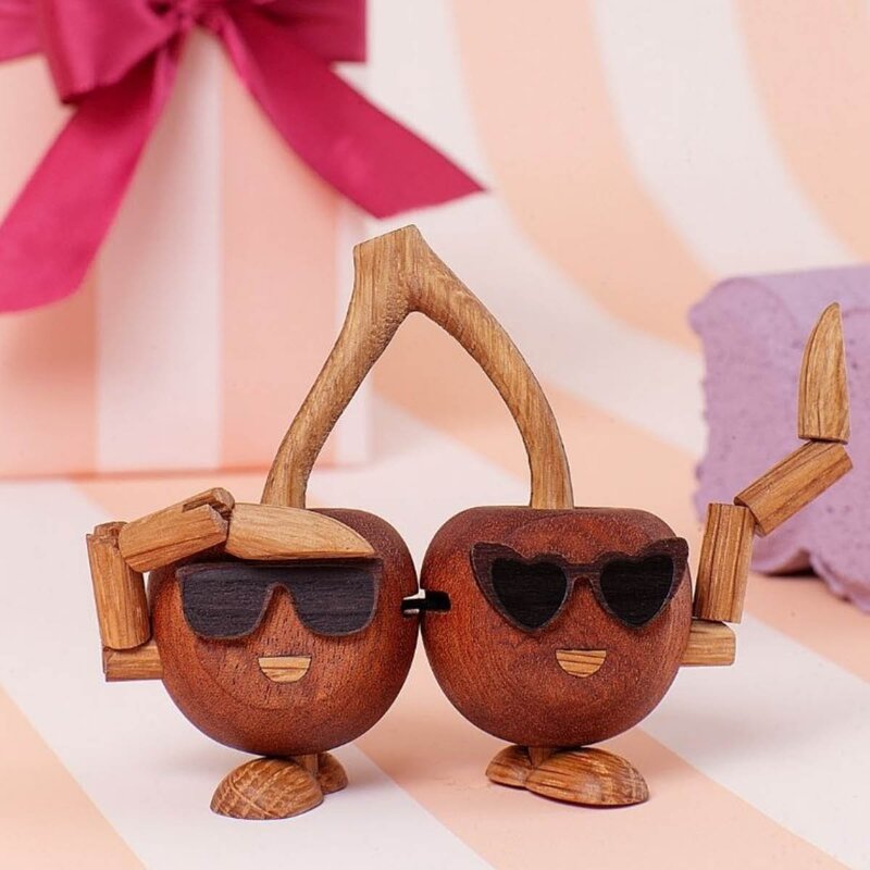 Spring Copenhagen Woodies Cha-Cha Cherries trefigur 9 cm mahogni