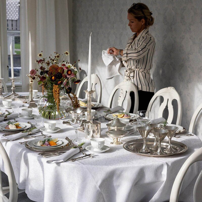 Ekelund Medaljong duk 150x300 cm lys grå