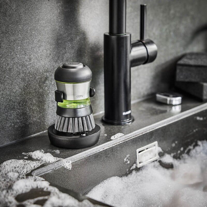 Gefu Swift oppvaskbørste med dispenser 50 ml og holder svart