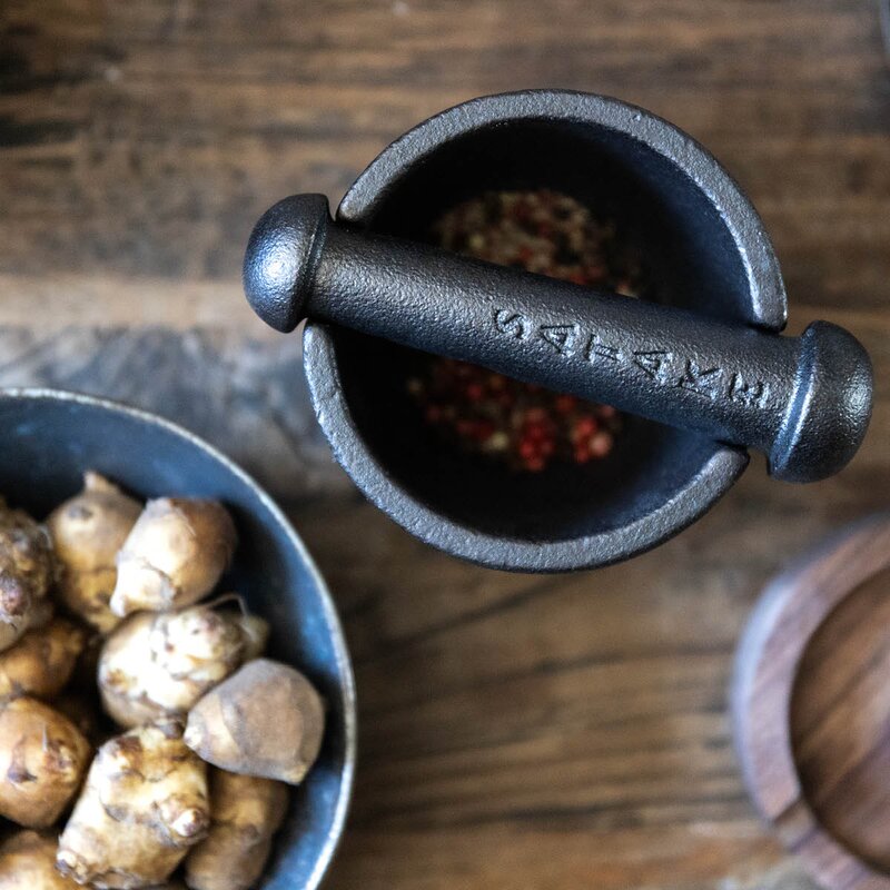 Satake Morter i støpejern medLokk i valnøtt