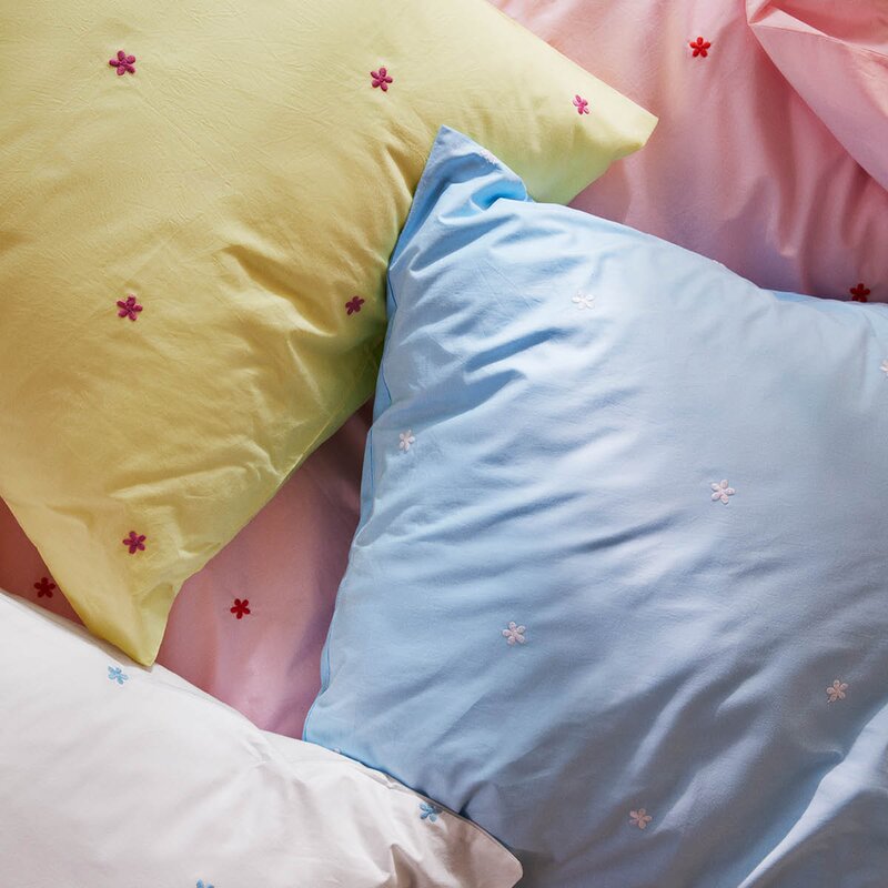 Juna Daisy sengetøy 200x220 cm lys blå