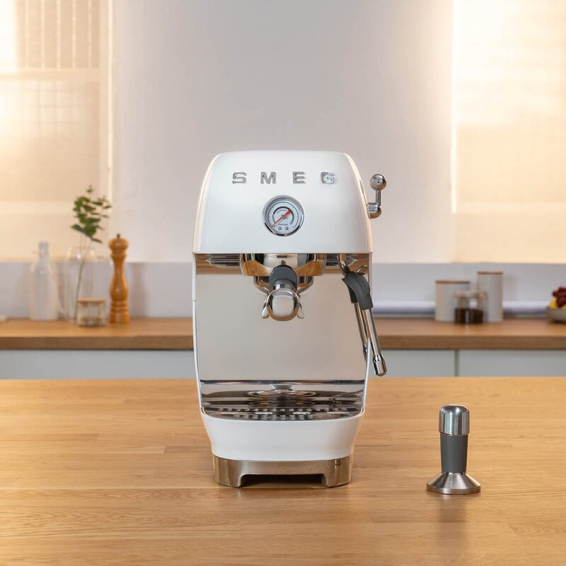 SMEG Manuell espressomaskin med Cold Brew ECF03 hvit