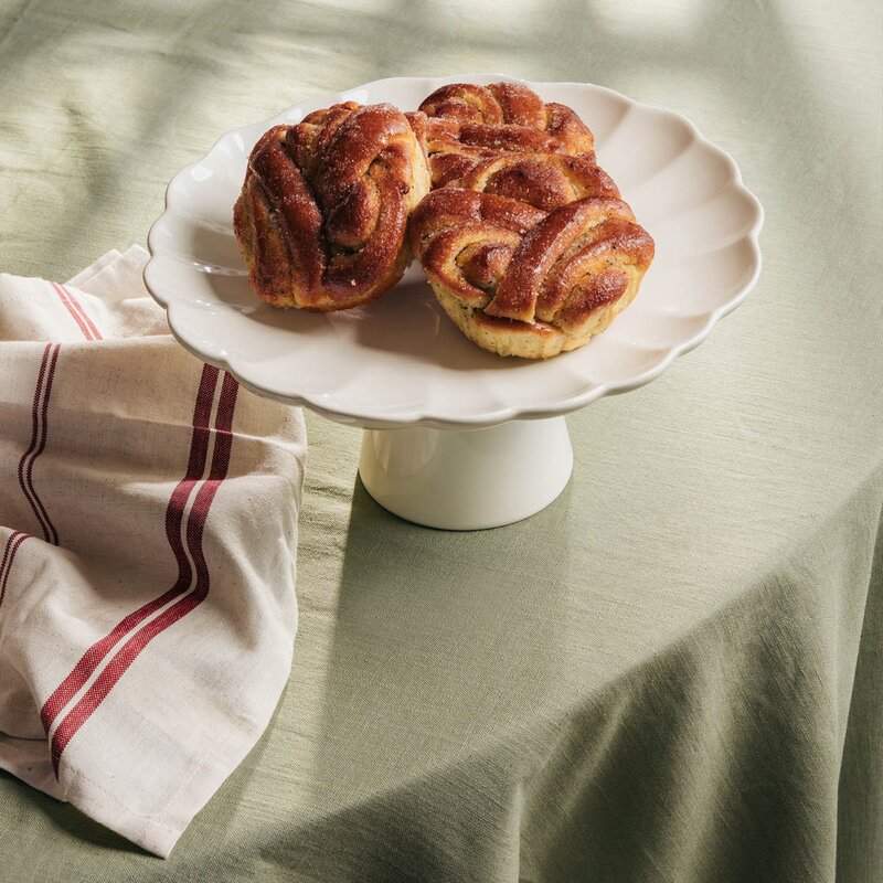 Stiernholm Lotus kakefat på stett 27 cm krem