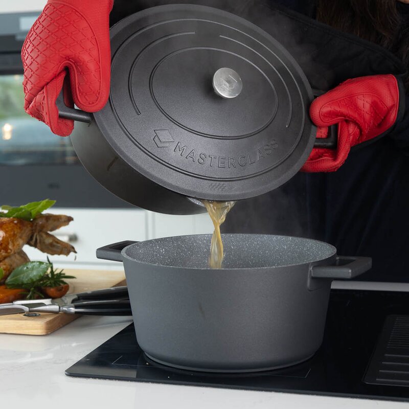 MasterClass Cast Aluminium oval gryte med selvøsende lokk og sil 6L svart
