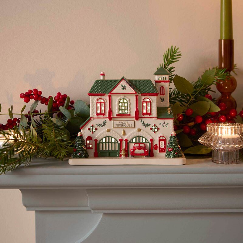 Spode Christmas Tree Village brannstasjon med LED