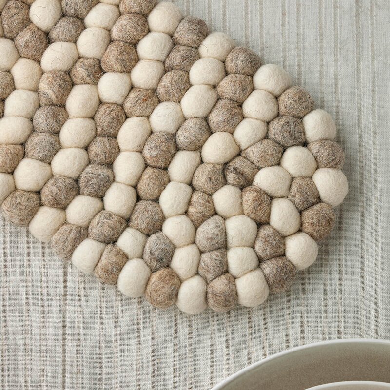 Holmen Dakota gryteunderlag 33x18 cm sand/hvit