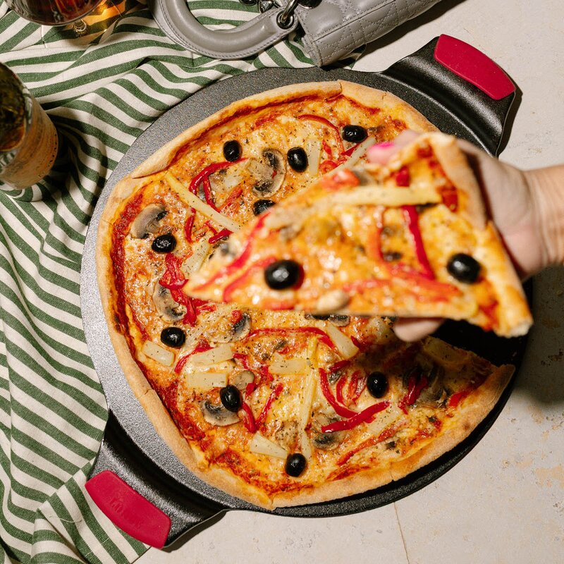 Lodge Cast Iron Classic Bakeware pizzastein med silikongrep 38x38 cm