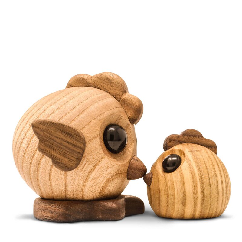 FableWood Henny hønemor trefigur 9 cm ask/valnøtt