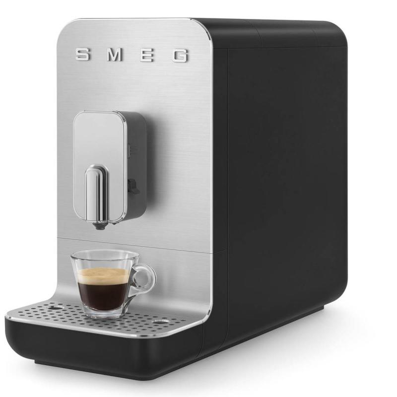 SMEG Kaffemaskin BCC13 1,4L m/melkeskummer svart
