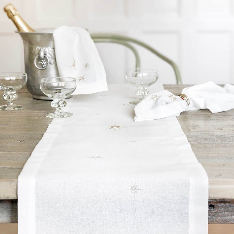 Langkilde & Søn Bordløper 30x175 cm hvit med broderte sølvstjerner