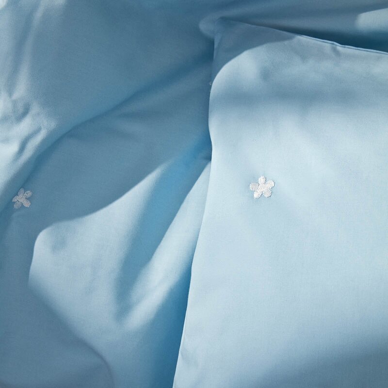 Juna Daisy sengetøy 140x220 cm lys blå