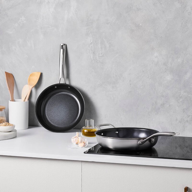 Le Creuset Essential 3-ply stekepannesett 24+28 cm stål/keramisk