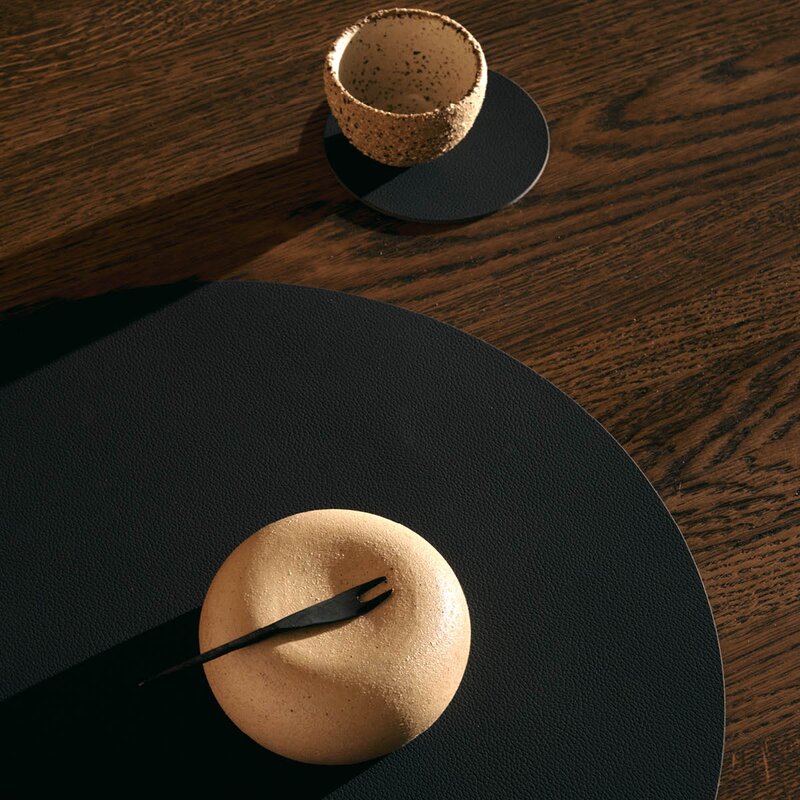 LIND DNA Circle Nupo spisebrikke 38 cm Black Ink