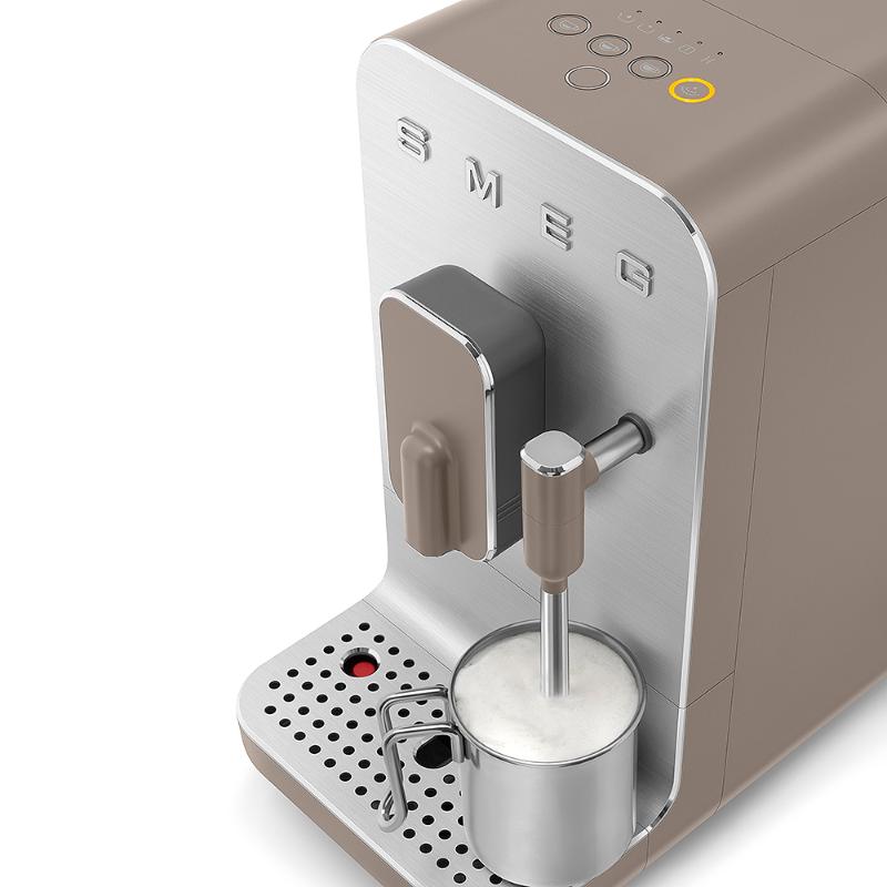 SMEG Kaffemaskin m/steam BCC02 taupe