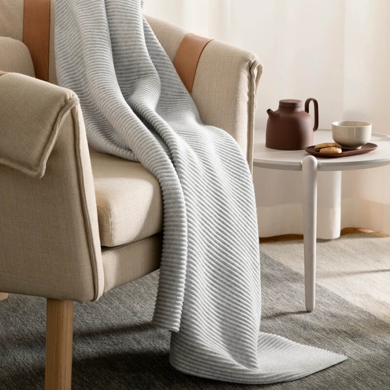 Design House Stockholm Pleeace pledd 140x170 cm lys grå