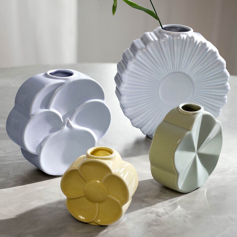 Lyngby Porcelæn Flower vase smørblomst 11,5 cm sand