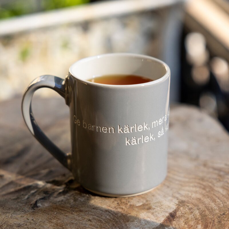 Design House Stockholm Lindgren krus 35 cl "Ge barnen kärlek" grå