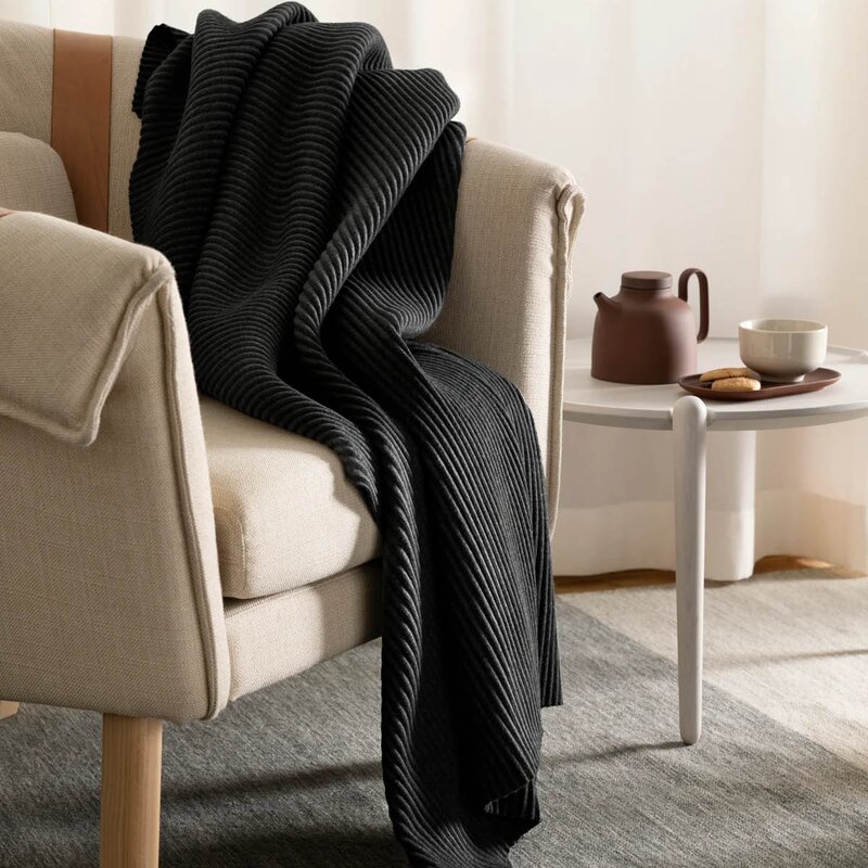 Design House Stockholm Pleeace pledd 140x170 cm svart