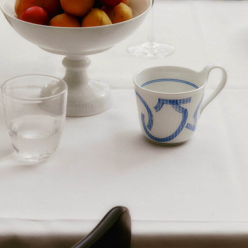 Royal Copenhagen Motif høyhankskopp 33 cl blå/hvit
