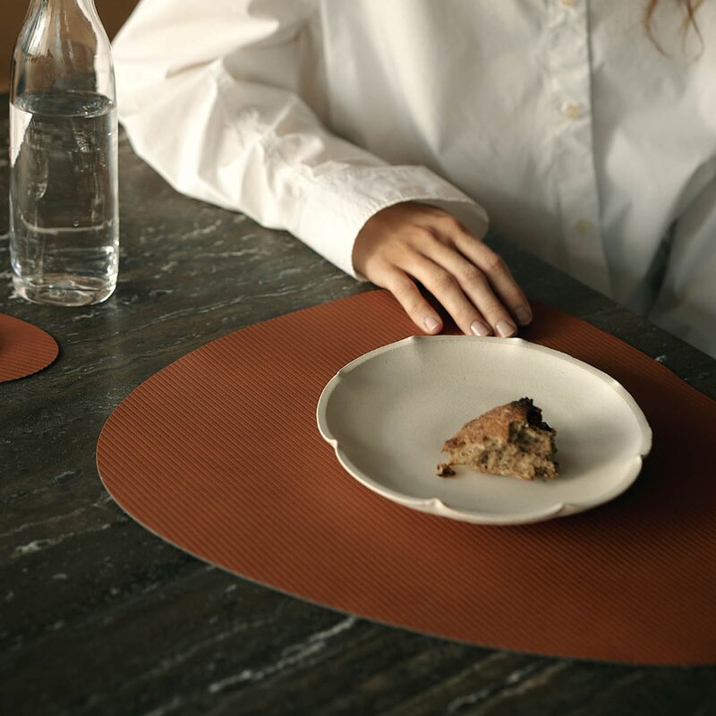 LIND DNA Curve Corduroy spisebrikke 37x44 cm Rust