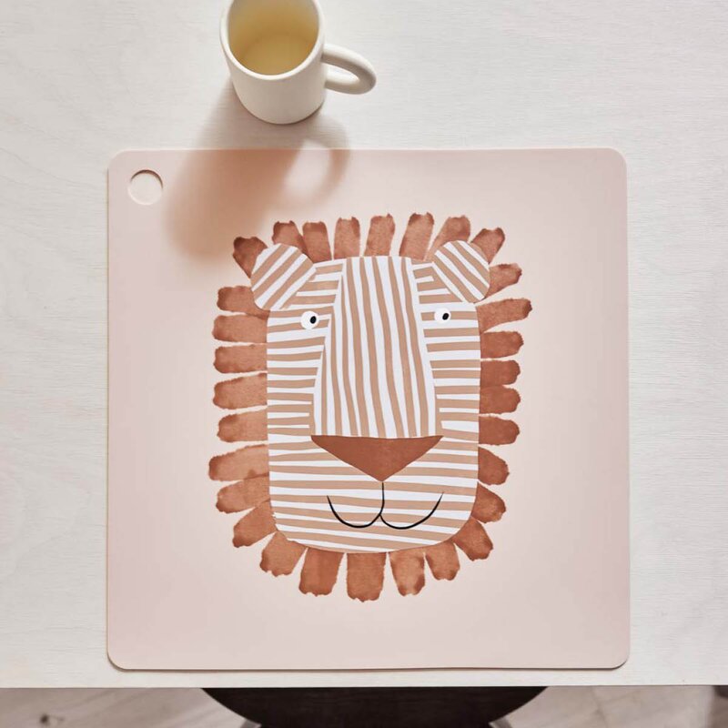 OYOY Lobo Løve bordbrikke 38 cm Caramel