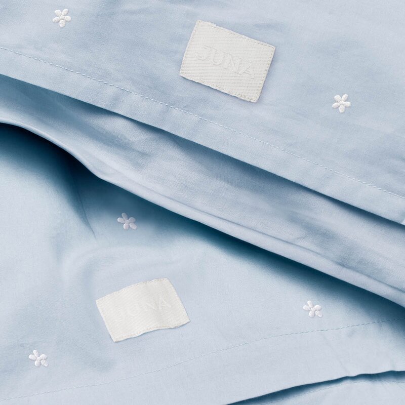 Juna Daisy sengetøy 140x200 cm lys blå