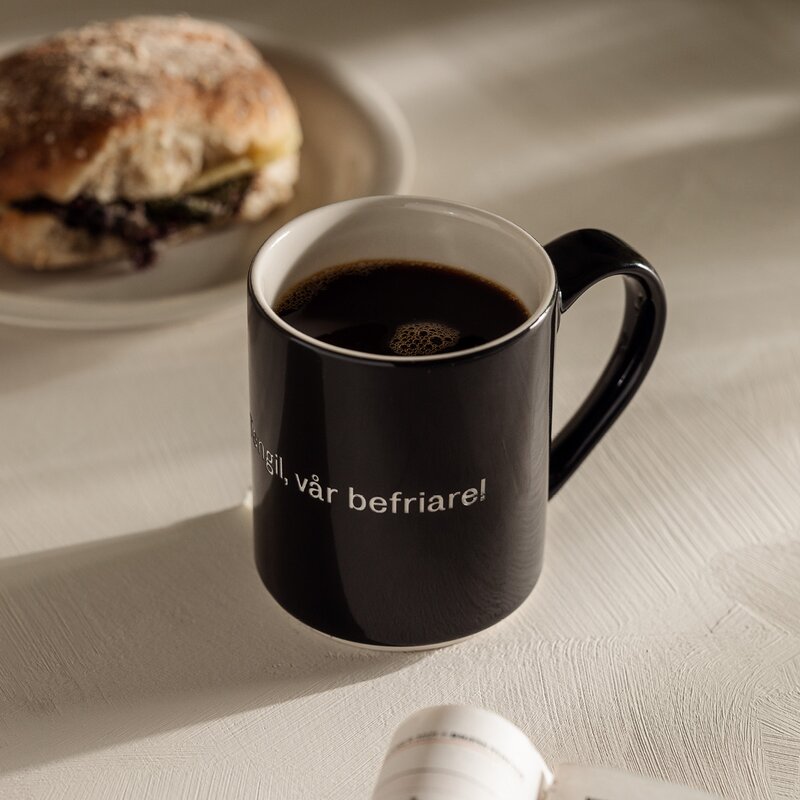 Design House Stockholm Lindgren krus 35 cl "All makt åt Tengil" svart