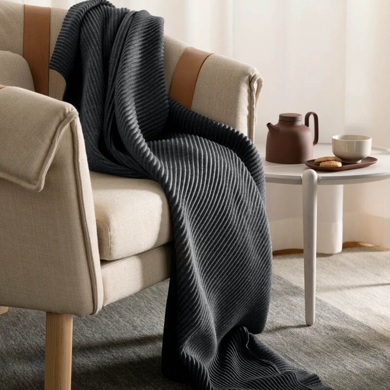 Design House Stockholm Pleeace pledd 140x170 cm mørk grå