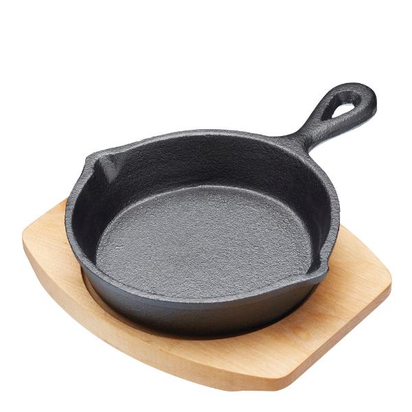 Artesà Støpejernspanne 20 cm med treunderlag svart