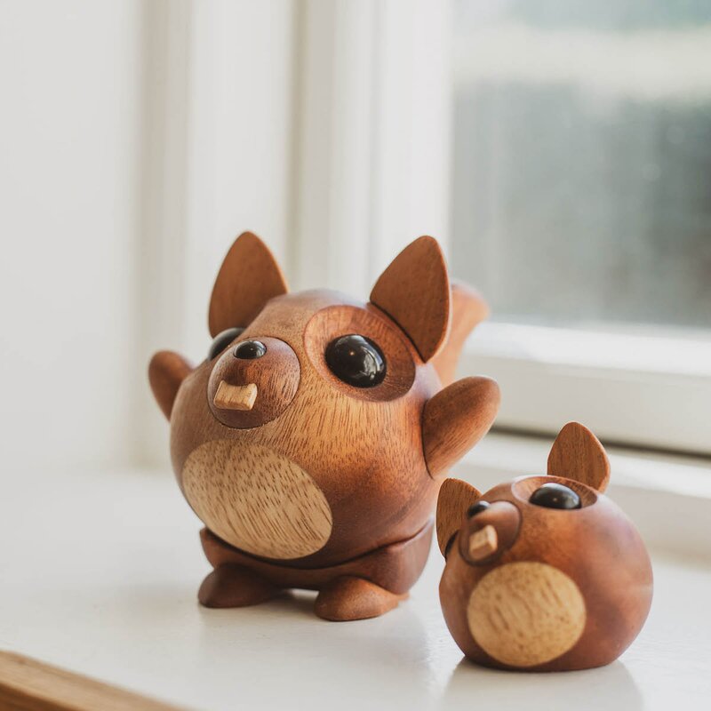 FableWood Egon ekorn trefigur 10 cm mahogni/gummitre