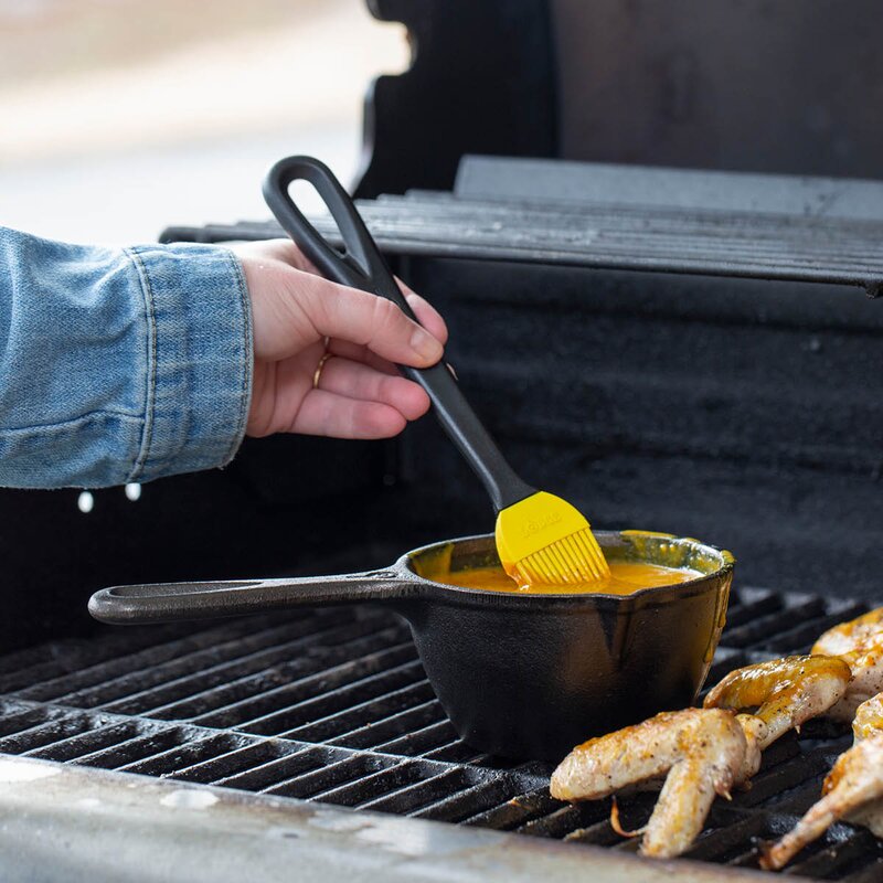 Lodge Cast Iron Sauskjele i støpejern med silikonbørste 24x14 cm