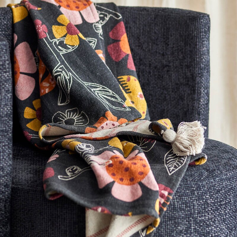 Bloomingville Vivielle pledd 160x130 cm blomster mørk