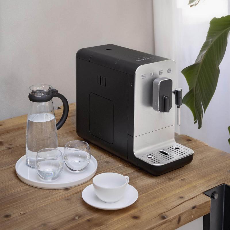 SMEG Kaffemaskin BCC12 1,4L m/melkeskummer svart