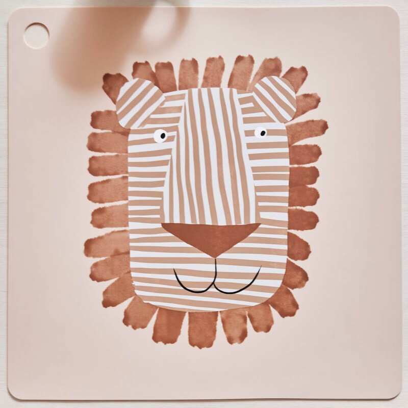 OYOY Lobo Løve bordbrikke 38 cm Caramel