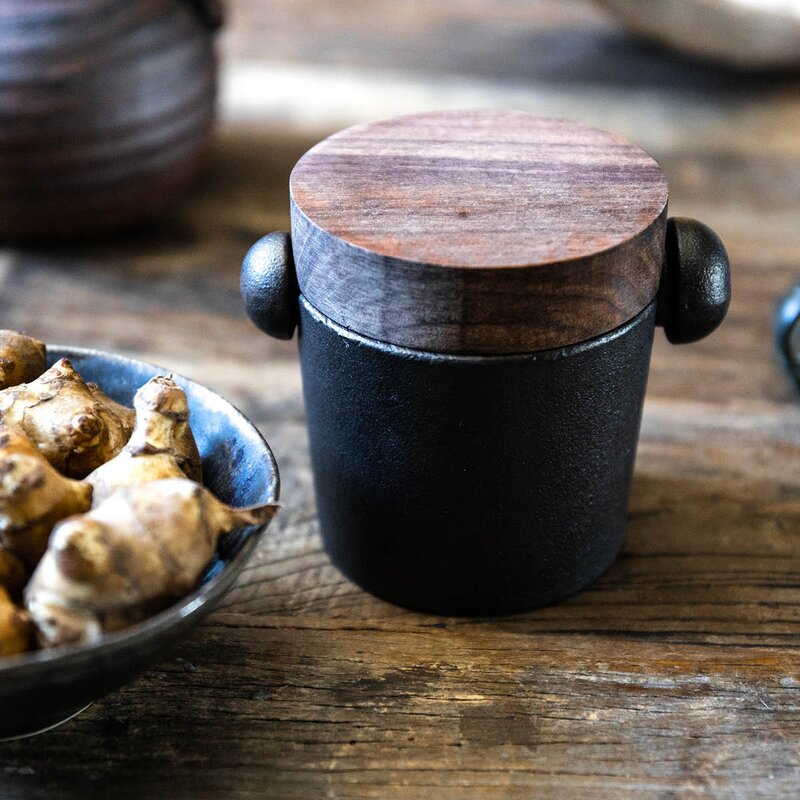 Satake Morter i støpejern medLokk i valnøtt