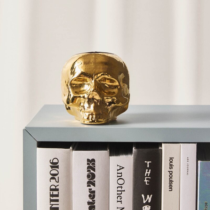 Kosta Boda Still Life skull lyslykt 8,5 cm gull