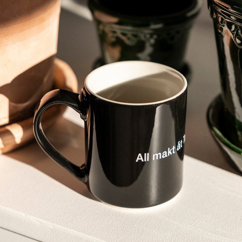 Design House Stockholm Lindgren krus 35 cl "All makt åt Tengil" svart