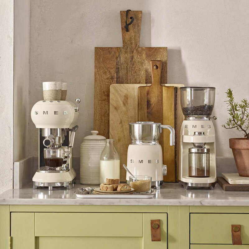 SMEG Melkeskummer MFF01 krem
