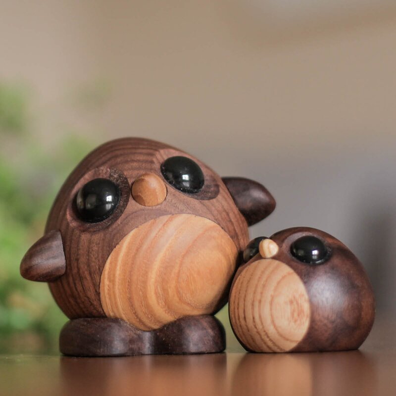 FableWood Freddy pingvinunge trefigur 5 cm valnøtt/ask