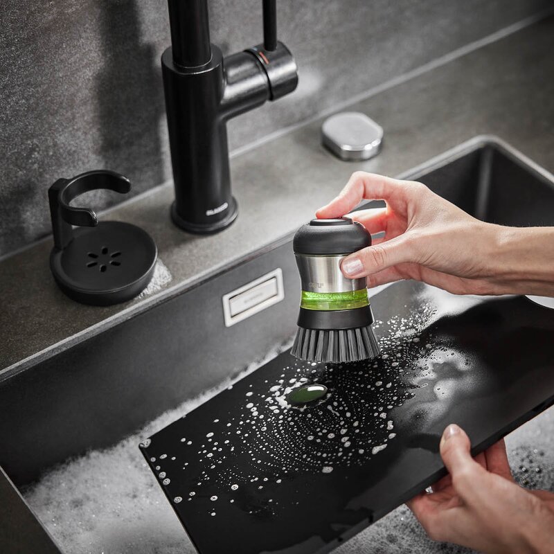 Gefu Swift oppvaskbørste med dispenser 50 ml og holder svart